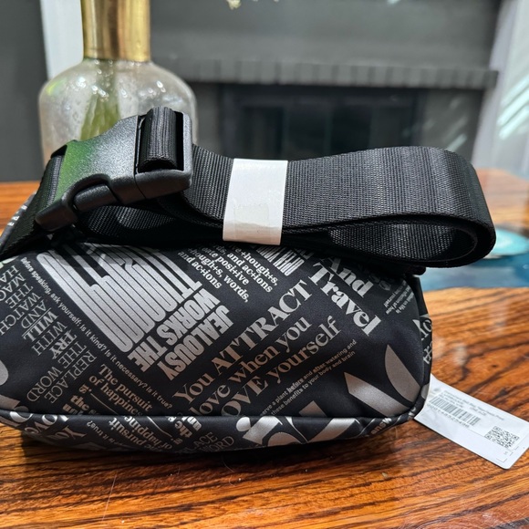 Brand NEW Lululemon Everywhere Belt Bag Manifesto Print Black Silver 1L - Picture 2 of 6